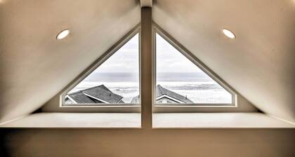 Peaceful Fall Escape: Oregon Home w/ Ocean View