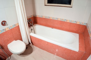 Suite | Bathroom | Shower, free toiletries