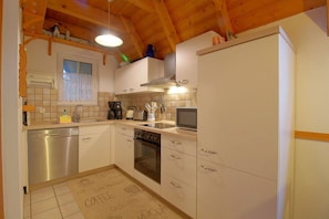 Kühlschrank, Mikrowelle, Ofen, Geschirrspüler
