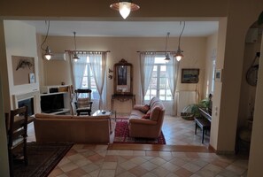 Smart-TV, peis, bordtennis og bøker