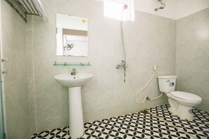 베이직 트리플룸 | 욕실 | 샤워 시설, 수중안마 샤워기, 무료 세면용품, 슬리퍼