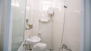 Basic-Doppelzimmer | Badezimmer