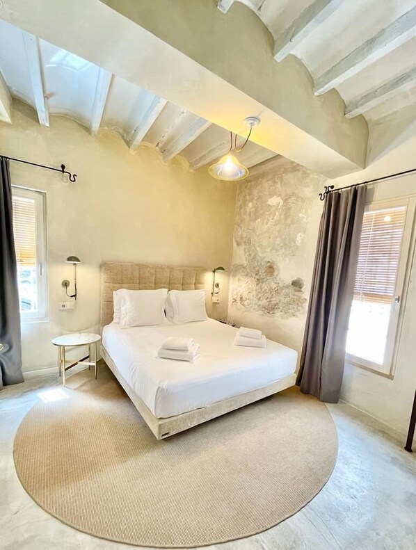 ألحفة محشوة بالريش وأسرّة بإسفنج يتكيف مع شكل الجسم وخزنة داخل الغرفة