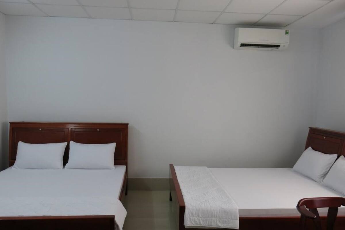 Habitación cuádruple | Escritorio, wifi gratis y ropa de cama