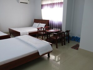 Family Room | Desk, free WiFi, bed sheets - Truc Linh Hotel (Can Tho)