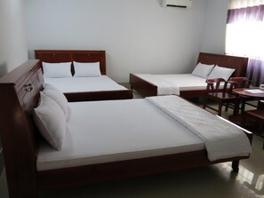 Family Room | Desk, free WiFi, bed sheets - Truc Linh Hotel (Can Tho)