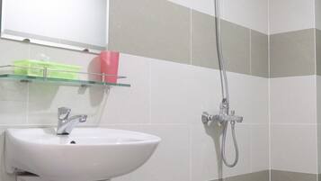 Dusche, kostenlose Toilettenartikel, Hausschuhe, Bidet