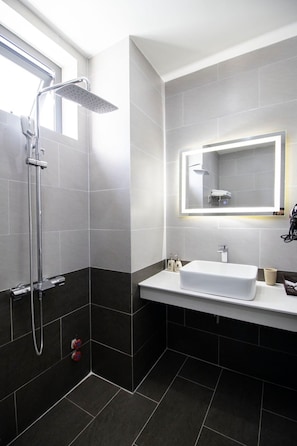 Superior Double Room | Bathroom | Shower, rainfall showerhead, free toiletries, hair dryer