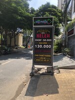 Placa de hotel com o nome 'Helen' e detalhes sobre tarifas de quartos e informações de contato.
