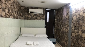 Kamar Double | Meja kerja, setrika/meja setrika, Wi-Fi gratis, dan seprai linen