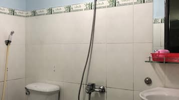 Kamar Double | Kamar mandi | Shower, perlengkapan mandi gratis,  dan pengering rambut