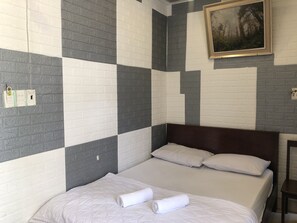 Double Room | Desk, iron/ironing board, free WiFi, bed sheets