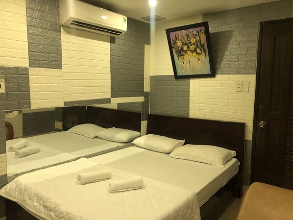 Double Room | Desk, iron/ironing board, free WiFi, bed sheets