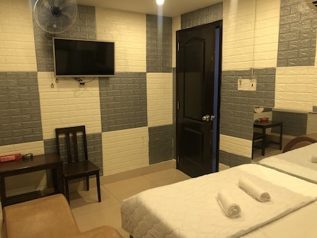 Escritorio, tabla de planchar con plancha, wifi gratis y ropa de cama . Hotel An Nhi