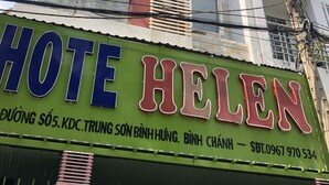 Ein Hotelschild mit dem Namen "HOTEL HELEN" und Kontaktinformationen.