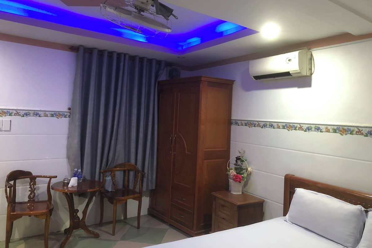 Desk, WiFi (free), bed sheets