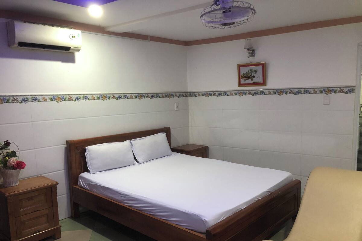 Desk, WiFi (free), bed sheets