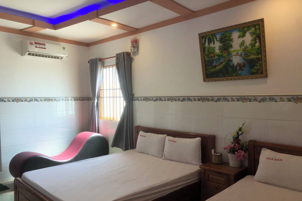 Desk, WiFi (free), bed sheets