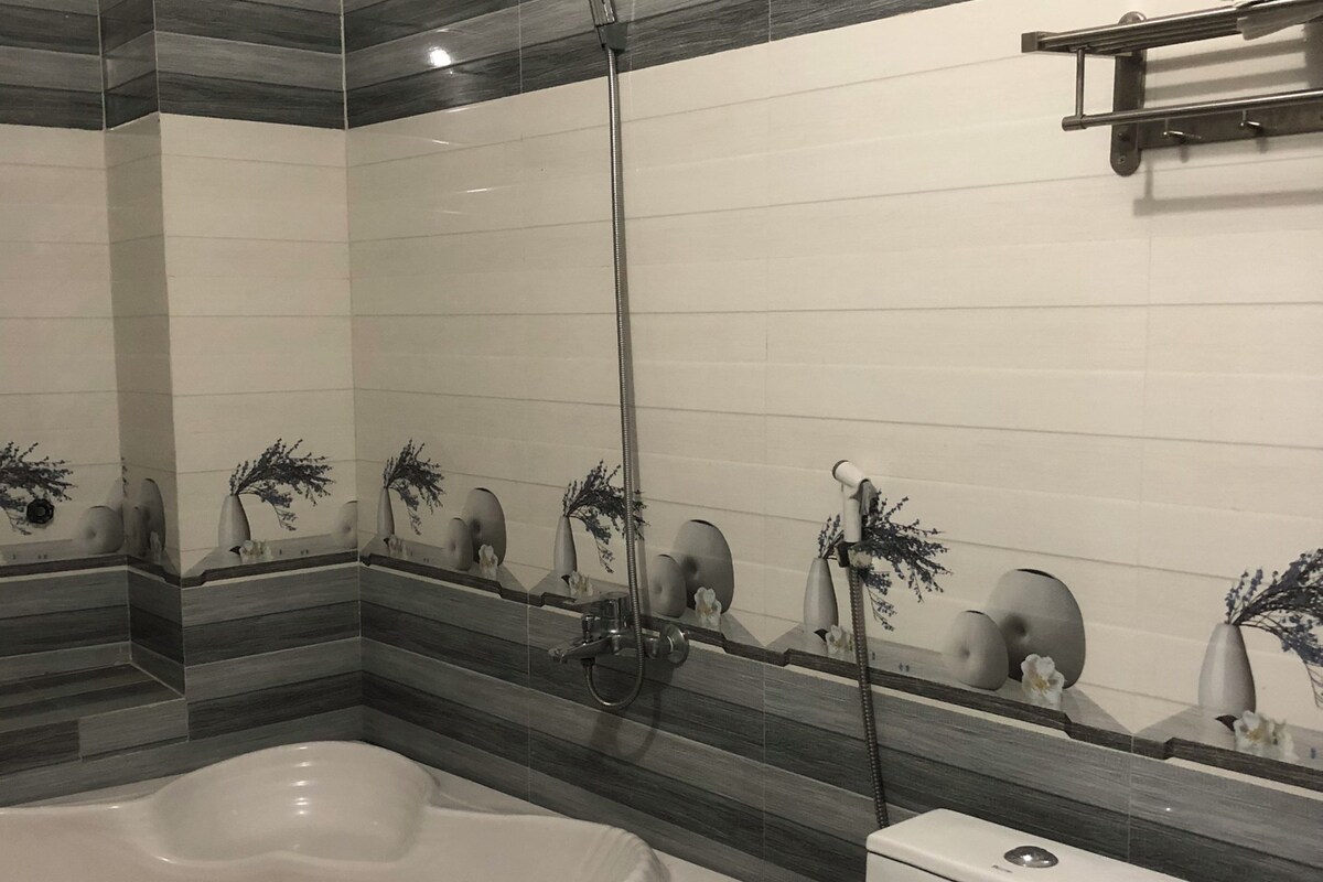 Un baño con bañera, inodoro y ducha.