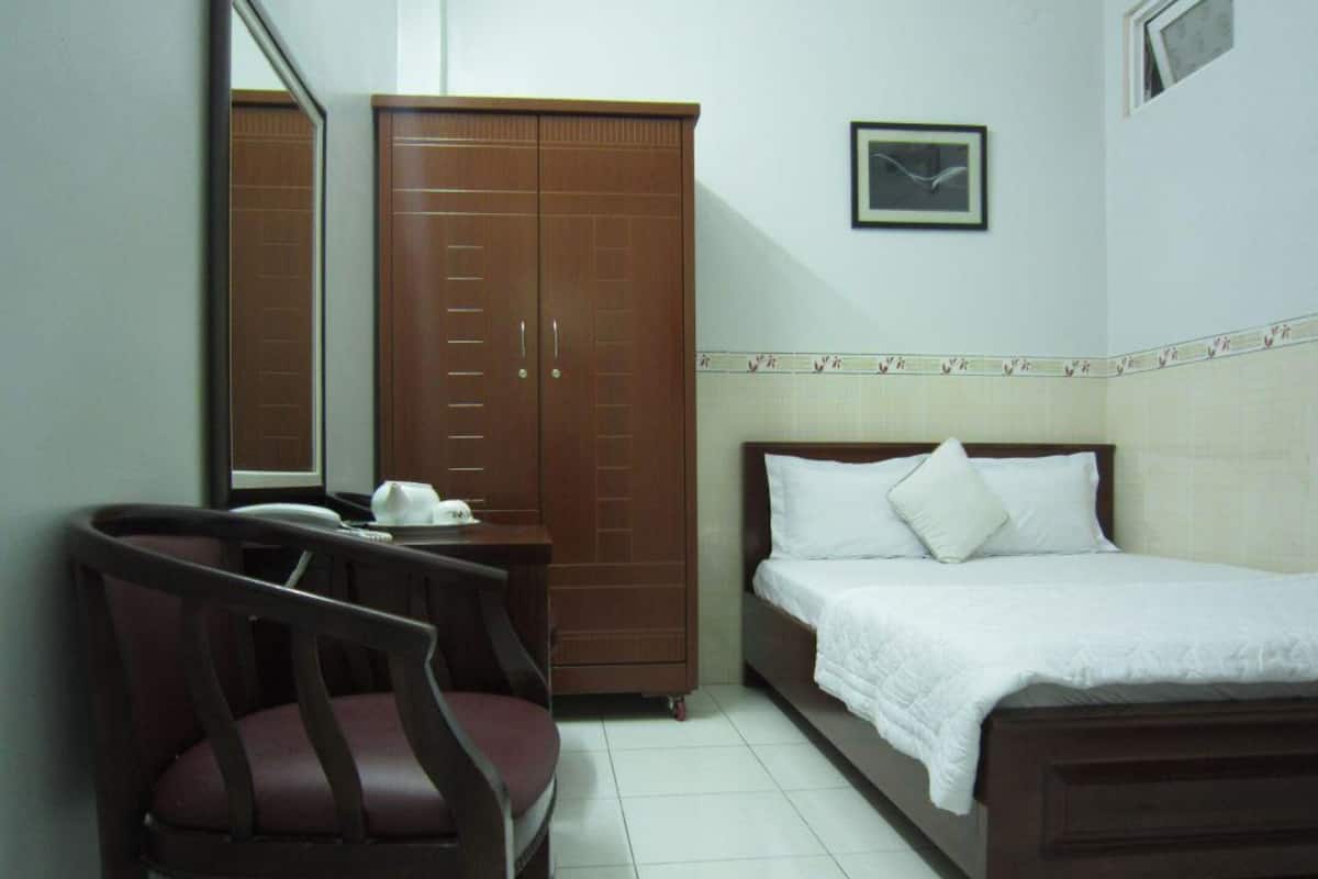 Habitación estándar | Escritorio, tabla de planchar con plancha, wifi gratis y ropa de cama