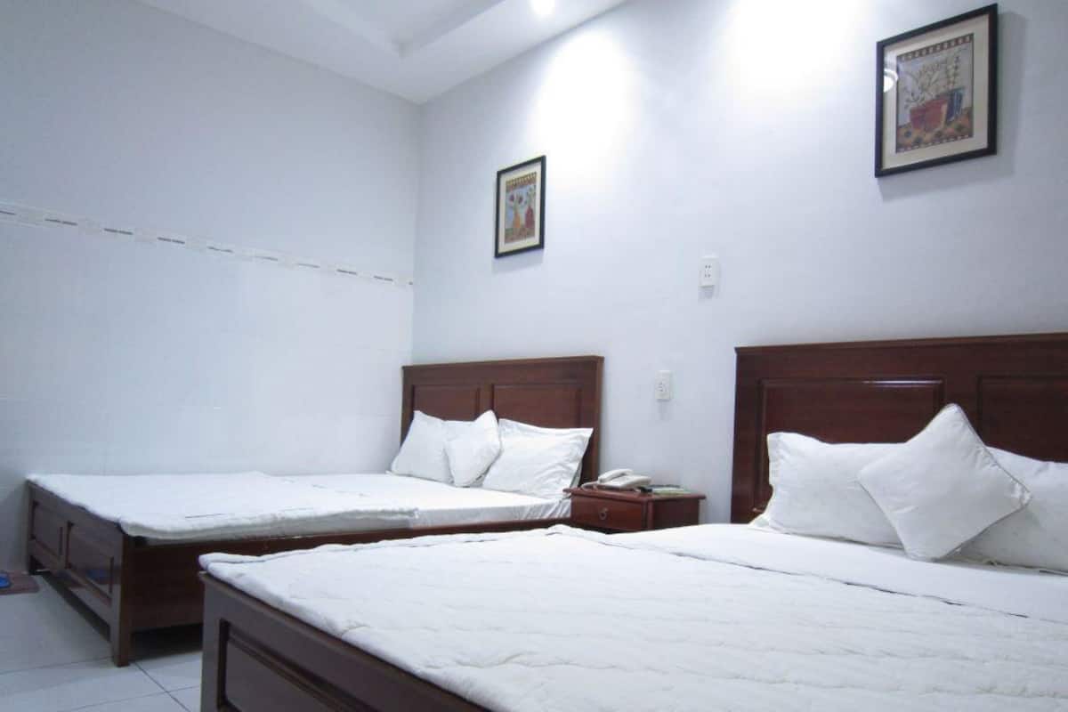 Habitación familiar | Escritorio, tabla de planchar con plancha, wifi gratis y ropa de cama