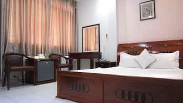 Camera Superior | Una scrivania, ferro/asse da stiro, Wi-Fi gratuito, lenzuola