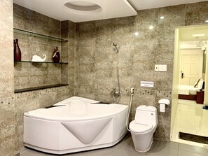 Deluxe Room | Bathroom | Shower, free toiletries, hair dryer, slippers - Bao Tran Hotel (Ho Chi Minh City)