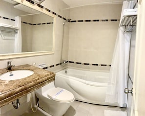 Habitación superior | Baño | Ducha, artículos de higiene personal gratuitos y secador de pelo