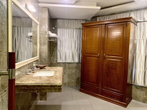Deluxe-Zimmer | Schreibtisch, Bügeleisen/Bügelbrett, kostenloses WLAN, Bettwäsche