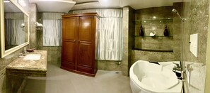 Habitación Deluxe | Baño | Ducha, artículos de higiene personal gratuitos y secador de pelo