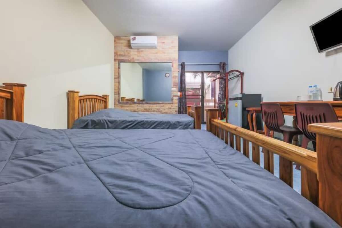 Escritorio, wifi gratis, ropa de cama
