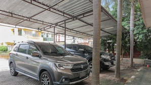 A covered parking area with a car parked under a metal roof. - View Mansion (Chonburi)