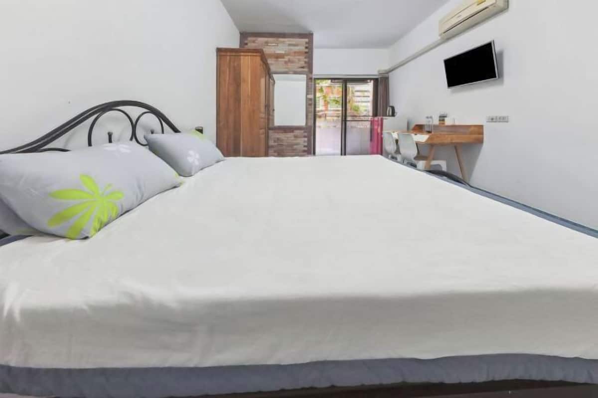 Escritorio, wifi gratis, ropa de cama