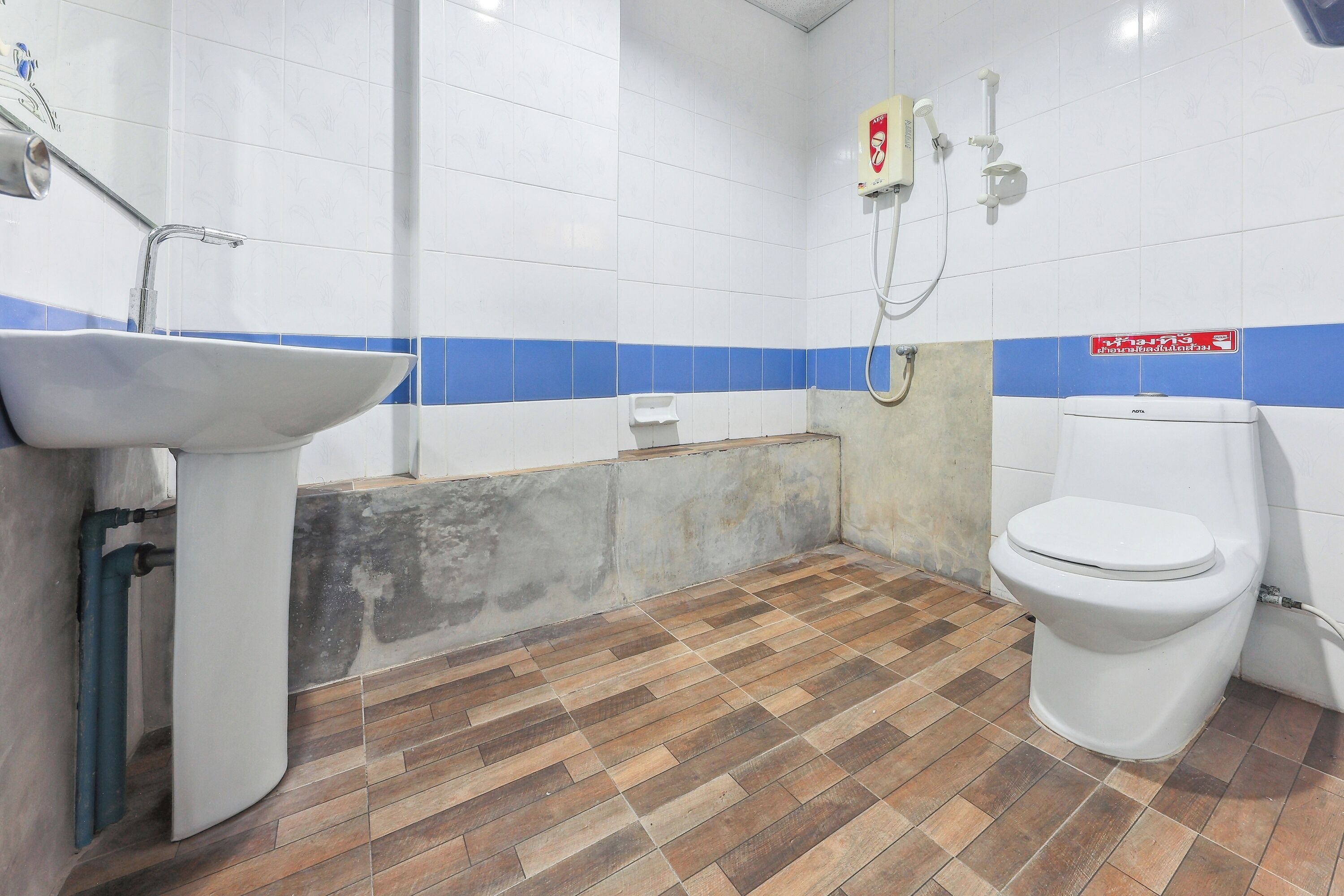 Ein Badezimmer mit Waschbecken, Toilette und Duschbereich.