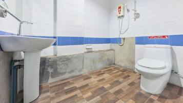 Ein Badezimmer mit Waschbecken, Toilette und Duschbereich.