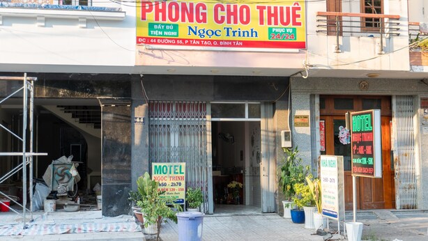 A building with a sign for a motel and a hotel. - Ngoc Trinh Hotel Binh Tan (Ho Chi Minh City)