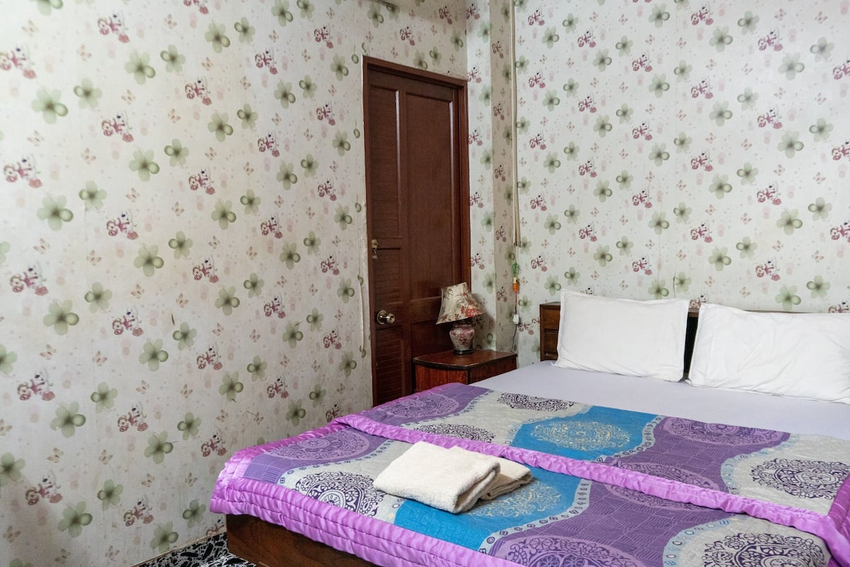 Escritorio, tabla de planchar con plancha, wifi gratis y ropa de cama