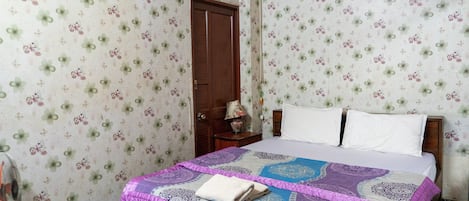 Double Room | Meja, seterika/papan seterika, Wi-fi percuma, cadar katil