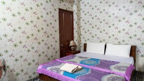 Desk, iron/ironing board, free WiFi, bed sheets - Khanh Vy Hotel Binh Tan (Ho Chi Minh City)
