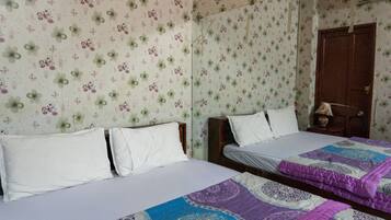 Double Room | Desk, iron/ironing board, free WiFi, bed sheets