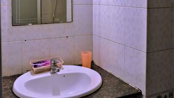 Double Room | Bathroom | Shower, free toiletries, hair dryer, slippers