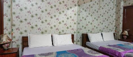 Chambre Double | Bureau, fer et planche à repasser, Wi-Fi gratuit, draps fournis