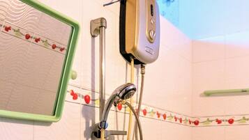 Double Room | Bathroom | Shower, free toiletries, hair dryer, slippers