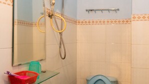 Ein Badezimmer mit Waschbecken, Spiegel, Toilette und Dusche.