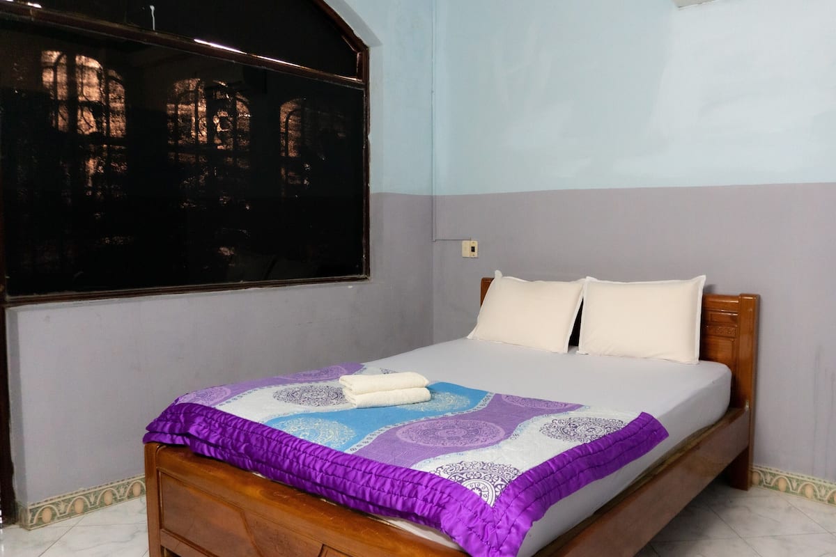 Habitación estándar doble | Escritorio, tabla de planchar con plancha, wifi gratis y ropa de cama