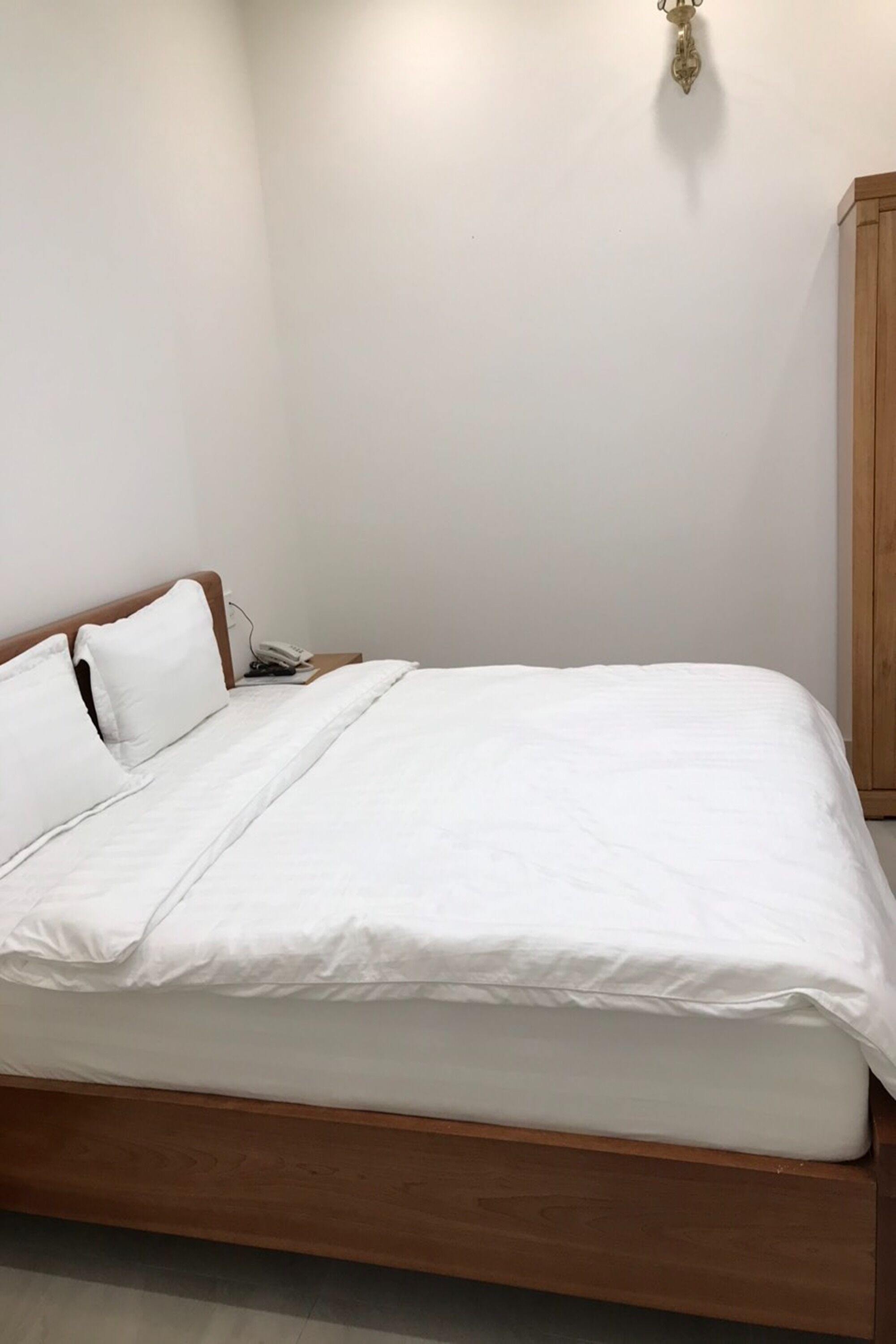 Escritorio, tabla de planchar con plancha, wifi gratis y ropa de cama