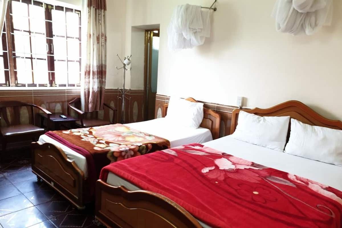 Standard Triple Room | Desk, WiFi (free), bed sheets