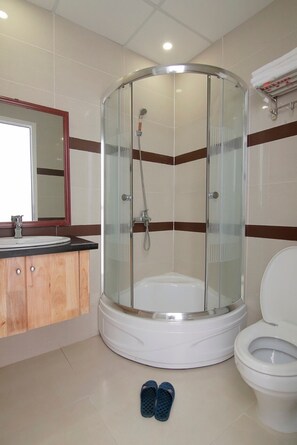 Perhehuone (Superior) | Kylpyhuone | Suihku, ilmaiset hygieniatuotteet, hiustenkuivaaja