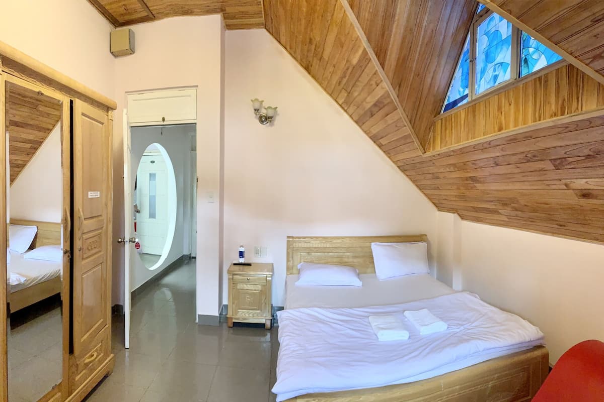 Quarto casal | Escrivaninha, ferros/tábuas de passar roupa, Wi-Fi de cortesia