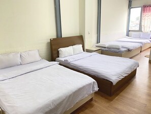 Family Room | Desk, free WiFi, bed sheets - Sao Mai Tim Hotel (Da Lat)